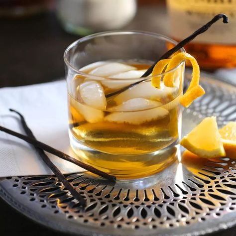 Our other winter warmer: Vanilla Old Fashioned - Nerds with Knives Rosemary Cocktail, Bourbon Old Fashioned, Winter Scents, Orange Wedges, Cocktail Ingredients, Delicious Cocktails, Holiday Cocktails, Winter Warmers, Orange Peel