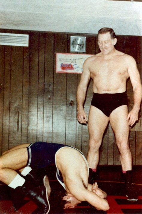 Karl Gotch imparting his wisdom to a  pro wrestling trainee (c.1980) Judo, Tumblr, Professional Wrestling, Wrestling Photography, Catch Wrestling, Olympic Wrestling, Wrestling Stars, Pro Wrestler, Tough Guy