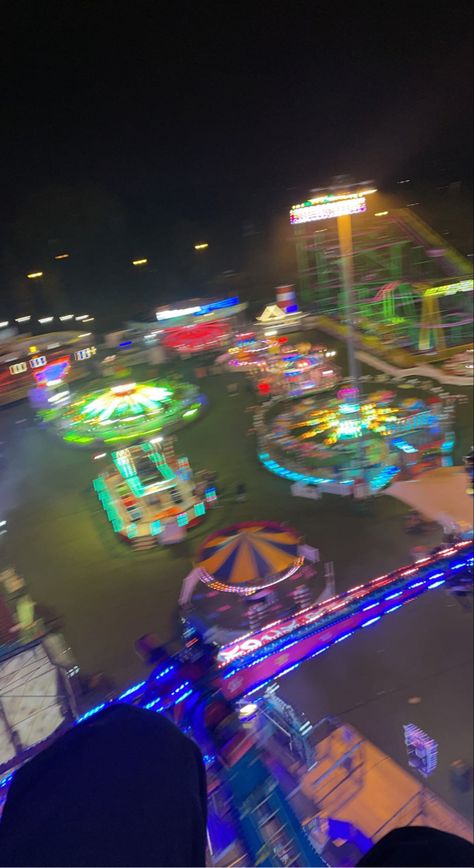 Funfair Aesthetic Night, Funfair Aesthetic, Carnival Aesthetic, Friend Dates, Best Friend Dates, Night Time Photography, Romanticize Life, Flipagram Instagram, Luna Park