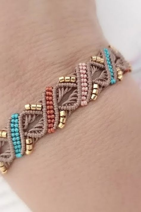 Two Color Macrame Bracelet, Jewelry Tutorials Bracelets, Macrame Ring Tutorial, Macrame Bracelet Patterns Tutorials, Patron Macrame, Diy Macrame Necklace Tutorial, Micromacrame Bracelet, Micro Macrame Bracelet, Easy Bracelet