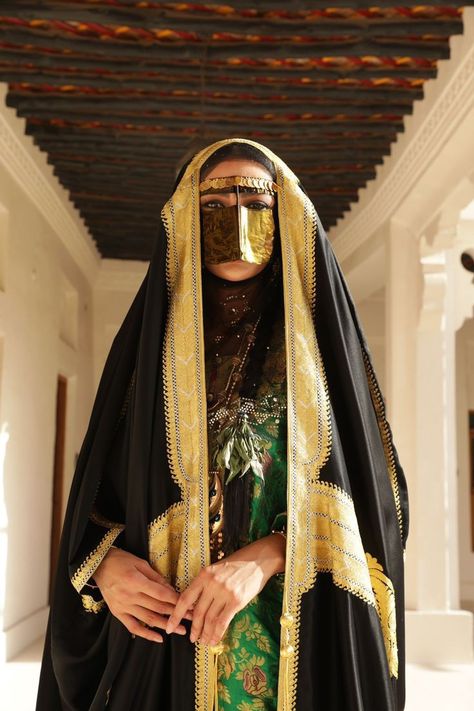 Kuwait Women, Arabian Girls, Arab Countries, Veiled Women, Arabic Clothing, Estilo Hijab, National Clothes, Arabian Women, Arab Culture