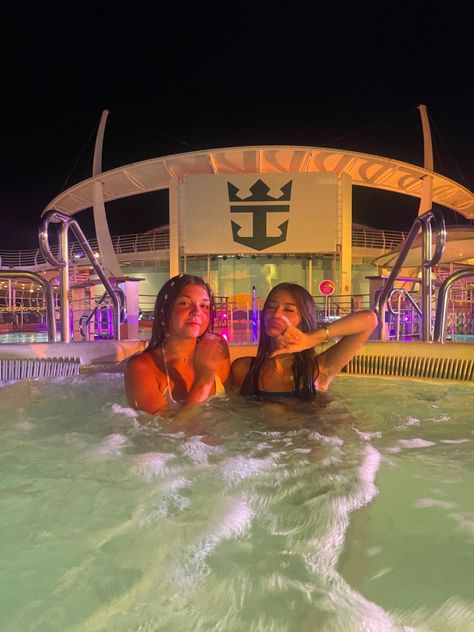 Friend Cruise Pictures, Cute Pics To Take On A Cruise, Family Cruise Aesthetic, Cruise Photo Ideas Best Friends, Cruise Holiday Aesthetic, Photos To Take On A Cruise, Regret Picture, Insta Photo Ideas Cruise, Travel Aesthetic Cruise