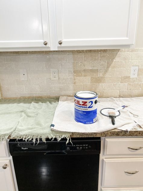 Remove Old Backsplash Tile, Painting Backsplash White, Backsplash Update Diy, Can You Paint Stone Backsplash, Painting Stone Tile Backsplash, Painting Stone Backsplash Diy, Spray Paint Backsplash, Painting Over Tile Backsplash, Best Tile Paint