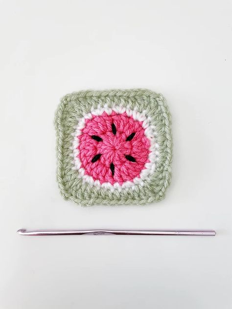 Watermelon Granny Squares Fruit Granny Square, Watermelon Granny Square, Crochet Watermelon, Granny Square Patterns, Granny Square Haken, Granny Square Crochet Patterns Free, Crochet Fruit, Crochet Motif Patterns, Granny Square Blanket