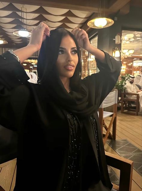 Abaya Aesthetic Black, Black Abaya Outfit, Khaleeji Girl, Khaleeji Aesthetic, Arab Style, Abaya Outfit, Moroccan Clothing, Black Abaya, Modest Fits