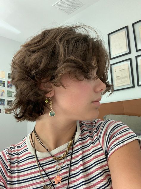 #curly #shorthair #brunette #layers #hair #haircut Styled Short Layered Hair, Fem Mullet Curly, 90s Choppy Bob, Really Layered Hair Short, Medium Short Hair Wavy, Short Wavy Hair With Blonde Highlights, Wavy Queer Haircut, Very Layered Short Hair, Short Bangs With Medium Hair