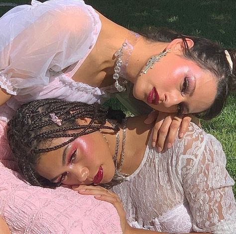 queer sapphic wlw cottagecore aesthetic makeup floral summer beauty inspiration Looks Halloween, Diy Kostüm, Photographie Portrait Inspiration, Fairy Aesthetic, Photographie Inspo, Foto Inspiration, Foto Pose, Sneak Peak, Grunge Hair