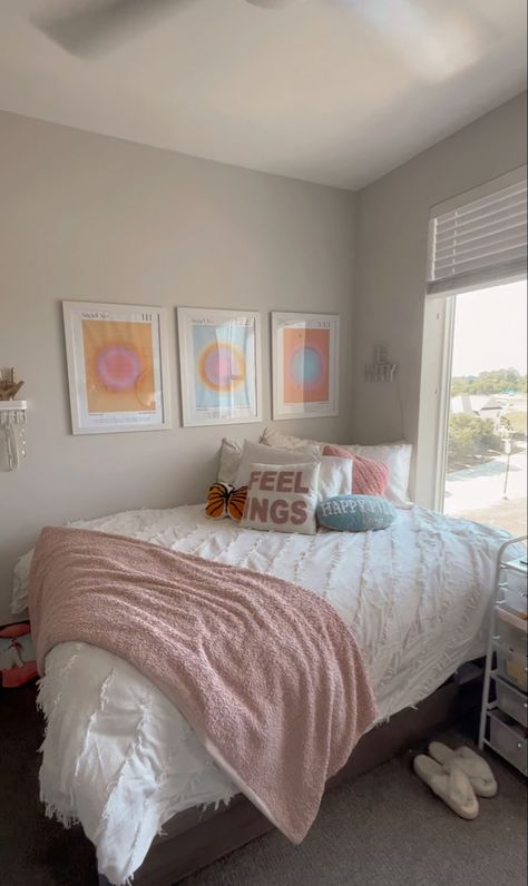 Organisation, Preppy Bedroom Ideas Beach, Small Room Ideas Beachy, Room Inspo Accent Wall, Pretty Dorm Room Aesthetic, Aura Dorm Room, Utampa Dorm Room, Pink Beach Bedroom Ideas, Colorful Bedding Aesthetic