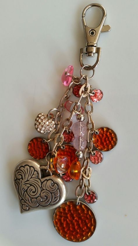 Diy Purse Jewelry, Charm Keychain Diy, Purse Charms Diy How To Make, Diy Purse Charms, Beaded Purse Charms, Bag Accessories Keychain, Bag Charms Diy, Tassen Hanger, Diy Bag Charm