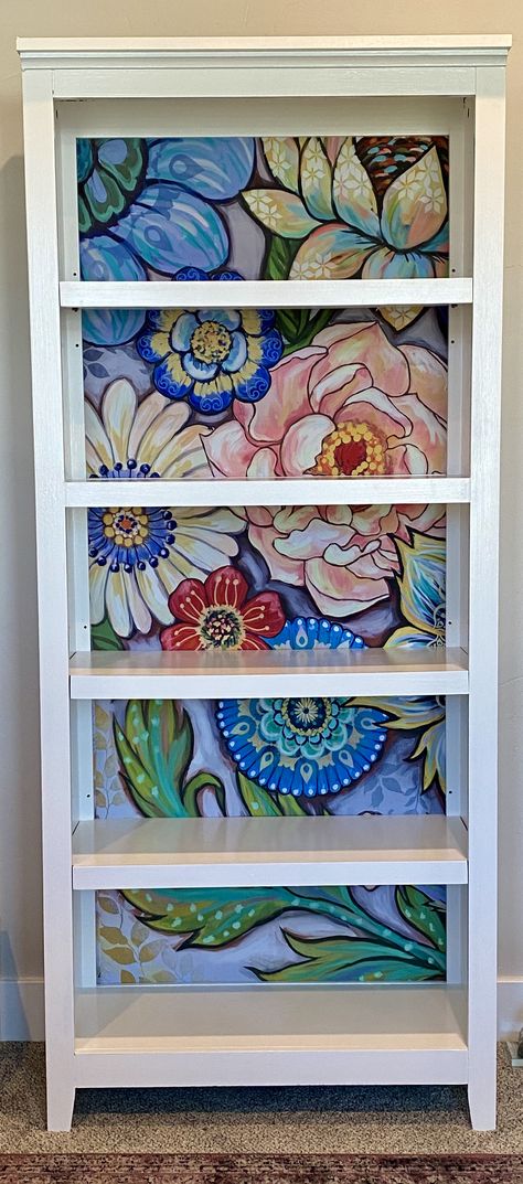 Painting Back Of Bookshelves, Painted Bookcase With Wallpaper, Bookcase Diy Makeover, Painted Wall Shelf Ideas, Shelf Refurbish, Painting Bookshelves Ideas, Refurbished Bookcase Ideas, Painted Bookcase Ideas Colour, Diy Paint Bookshelf