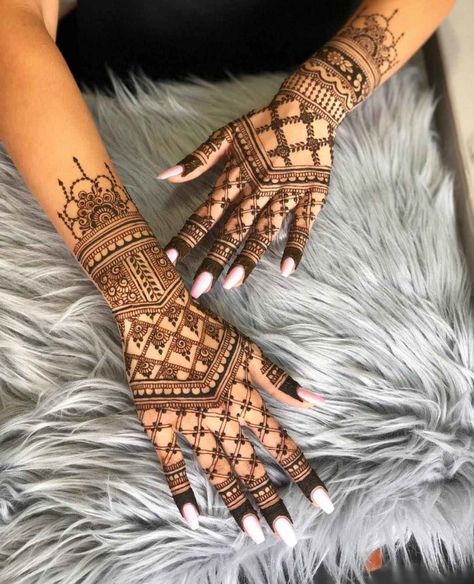 30+ Trendy Karwa Chauth Mehndi Designs 2019 - Images & Inspirations Tikki Mehndi, Wedding Henna Designs, Indian Henna Designs, Mehndi Mehndi, Rajasthani Mehndi Designs, Eid Mehndi, Tato Henna, Indian Mehndi Designs, Simple Jewellery