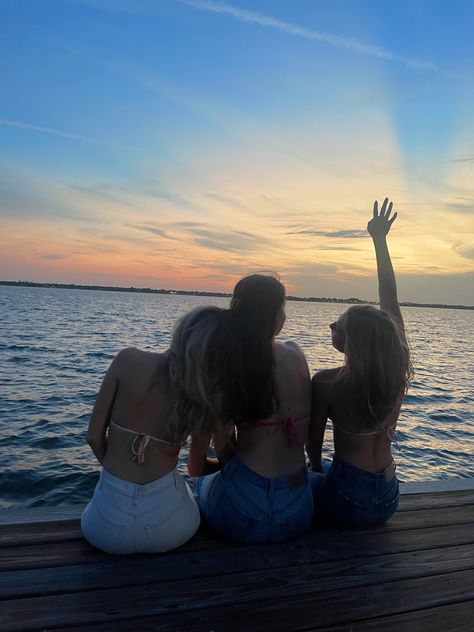 On The Dock Pictures, Dock Sunset Pictures, Boat Dock Pictures, Cottage Pictures Ideas, Sunset Dock Pictures, Lake House Inspo Pics, Dock Picture Ideas, Dock Ideas Lakeside Pictures, Poses For Lake Pictures