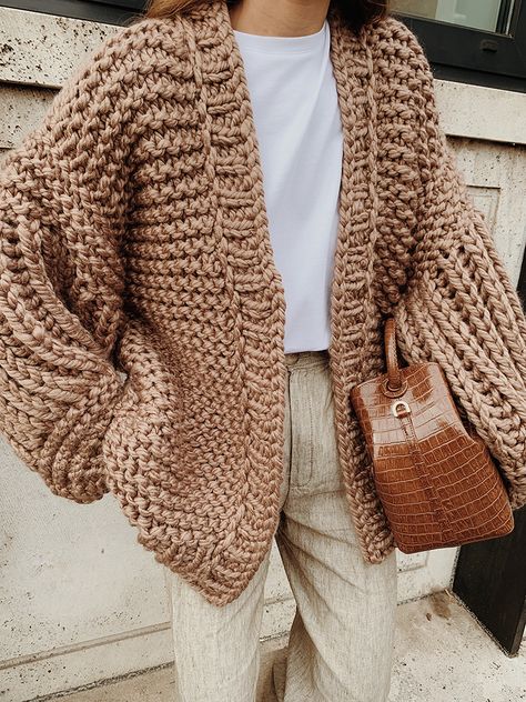 The Chunky Cardigan — MODEDAMOUR Diy Knit Cardigan, Chunky Knit Outfit, Knitted Cardigan Outfit, Chunky Cardigan Outfit, Steampunk Casual, Chunky Cardigan Pattern, Dik Vest, Chunky Fashion, Knit Cardigan Outfit