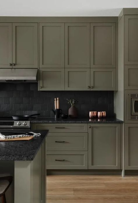 Olive Kitchen, Olive Green Kitchen, Green Kitchen Designs, Dark Green Kitchen, Green Kitchen Cabinets, Black Countertops, Green Cabinets, Modern Kitchen Cabinets, Kitchen Cabinet Colors