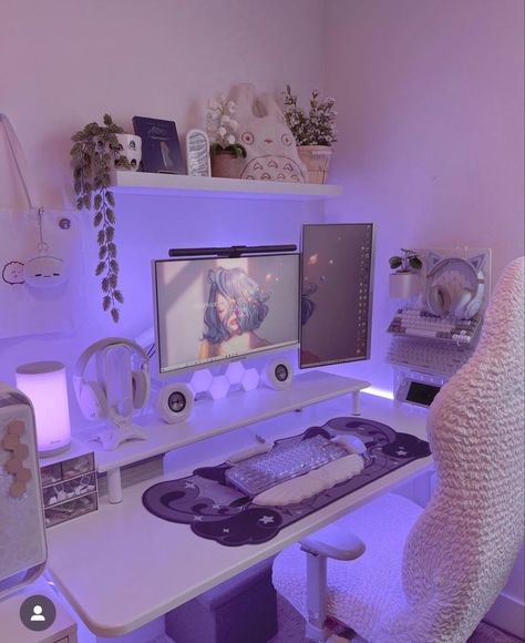 Lilac Gaming Setup, Gamer Girl Aesthetic, Gaming Setup Bedroom, Games Room Inspiration, Dual Monitor Setup, Small Game Rooms, Gaming Desk Setup, Gamer Room Decor, Room Ideas Aesthetic