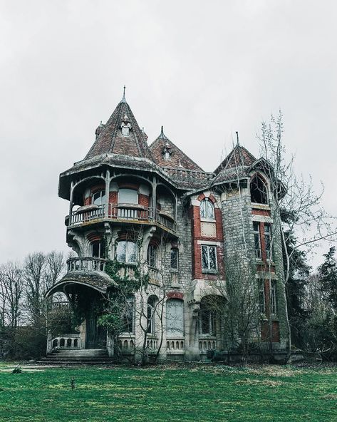 Magnificent Mansion abandoned in France - Album on Imgur Abandoned Castles, Abandoned Mansion For Sale, Old Abandoned Buildings, Creepy Houses, Abandoned Mansion, Old Abandoned Houses, Spooky House, Abandoned House, 다크 판타지