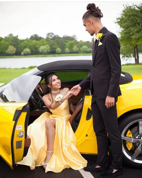 Prom Gown With Sleeves, Couple Outfits For Pictures, Outfits For Pictures, Couples Prom Pictures, Royal Prom, Couples Dress, Girl Prom, Prom Goals, Prom Suit