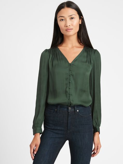 Business Casual Outfits For Women Petite, Zyla Palette, Jewel Tone Outfits, Green Blouse Outfit, Satin Blouse Outfit, Professional Blouse, College Clothes, Ideal Closet, Frilly Blouse