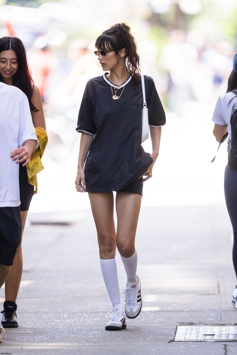 Cophengan Style Outfit, Bella Hadid Casual Outfits, Bella Hadid Casual, Adidas Samba Outfit, Model Off Duty Outfits, Bella Hadid Street Style, Look Grunge, Samba Outfit, Off Duty Outfits