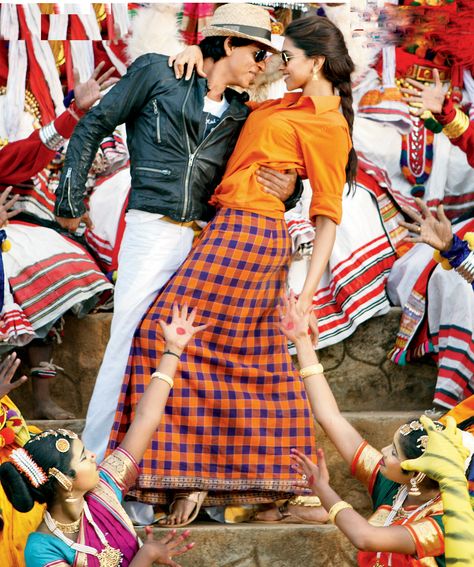 Deepika Padukone and Shahrukh Khan in 'Chennai Express' Tumblr, Deepika Padukone Movie Outfits, Indian Cinema Theme Outfit, Bollywood Theme Party Outfit For Couples, Bollywood Characters Costumes, Chennai Express Deepika Padukone, Deepika Padukone Chennai Express, Bollywood Theme Party Dress, Srk Pic