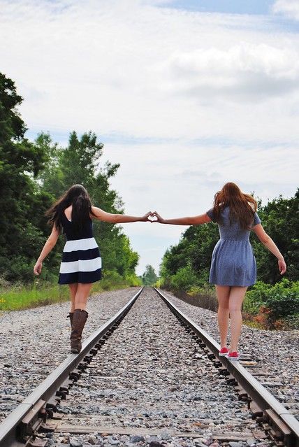 Best Friend senior pictures | Bethany Jackson | Flickr Best Friend Fotos, Friend Senior Pictures, Quotes Funny Life, Foto Best Friend, Sisters Photoshoot Poses, Sister Photography, Senior Photography Poses, Photo Lessons, Sister Pictures