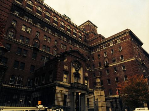 This famed hospital was once a byword for the horrors of medical and psychiatric care. 1800s Hospital, Dark Academia Hospital, Vintage Hospital Room, Dark Hospital Core, Old Hospital Room Aesthetic, Abandoned Hospital Exterior, Vintage Hospital, Hospital Tv, Creepy Aesthetic