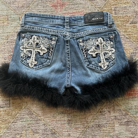 hand sewn fur trimmed shorts!! sooo y2k with the... - Depop Shorts With Fur Trim, Y2k Fur Outfit, 2000s Grunge, Fur Outfit, Grunge Emo, Middle School Outfits, Making Clothes, Diy Shorts, Jeans Y2k