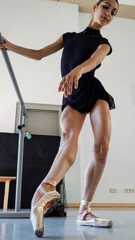 Ballerina Legs Muscle, Ballerina Physique, Ballerina Muscles, Aesthetic Hip Hop, Ballerina Legs, Ballerina Body, Dancer Legs, Ballet Legs, Dancer Lifestyle