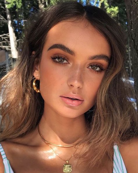 Natural makeup look for summer and spring vibes with natural bronze glow and defined brows Wedding Hairstyles And Makeup, Summer Glow Makeup, Dag Make Up, Bronze Makeup Look, Flot Makeup, Natural Summer Makeup, Ideas De Maquillaje Natural, Prom Makeup Looks, Bronze Makeup