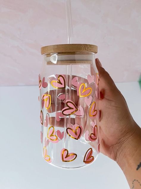 Tumbler, cup Glass Tumbler Design, Starbucks Cup Design, Trendy Water Bottles, Projets Cricut, Cute Coffee Cups, Coffee Cup Design, Pretty Mugs, Pretty Cups, Diy Cups