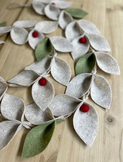 Amigurumi Patterns, Felt Leaf Garland Diy Christmas, Christmas Garland Diy Felt, Felt Holly Ornament, Diy Holiday Garland Ideas, Diy Christmas Felt Garland, Christmas Tree Felt Garland, Felt Leaf Garland Diy, Christmas Felt Banner