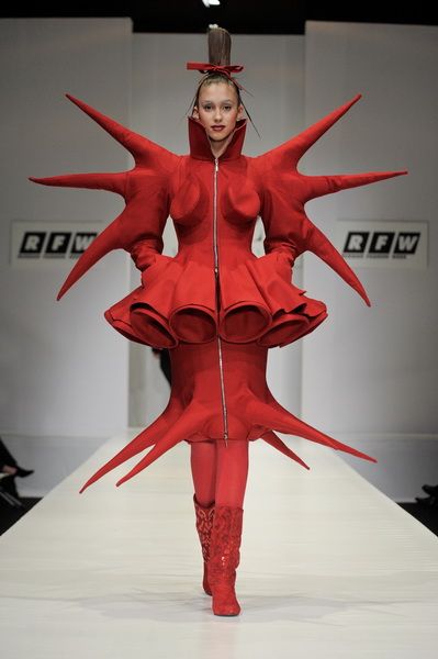 Yegor Zaitsev Conceptual Fashion, Spiked Outfit, Lobster Dress, Strange Fashion, Sculptural Fashion, Mode Costume, Couture Mode, Weird Fashion, Futuristic Fashion