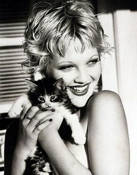 Drew Barrymore Celebrities With Cats, Kellie Pickler, Julie Newmar, Grunge 90s, Carly Simon, Old Hollywood Actresses, Elizabeth Montgomery, The Wedding Singer, Chloe Sevigny