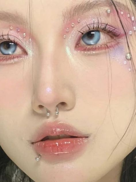 Kawaii, Pink Eyeshadow With Pearls, Pearl Makeup Douyin, Pink Makeup With Pearls, Douyin Pearl Makeup, Pink Ethereal Makeup, Pink Pearl Eye Makeup, Pastel Pink Makeup Looks, Eye Pearl Makeup