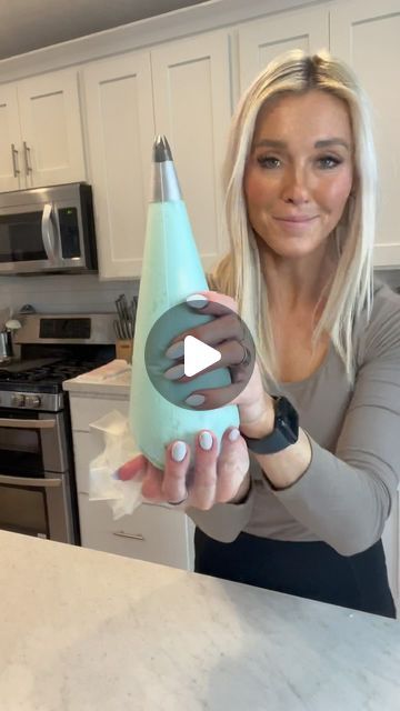 Whitney Berge on Instagram: "🧁 How I load my Pastry Bags with Piping Tips. 🧁  The reason I double bag, is awesome because you can switch out colors and use the same piping tip.   #theblondewhobakes #cakes #cake #cakedecorating #food #foodie #tipsandtricks #piping #frosting #cakesofinstagram #cakedesign #instagood #instafood" Baking Piping Tips, Piped Cookies Ideas, Piping Around Bottom Of Cake, Mixing Icing Colors In Piping Bag, Pipping Bag Technique, Piping Bag Organization, Frosting Hacks Piping Bag, How To Set Up Piping Bag, Fondant Hacks Decorating Tips