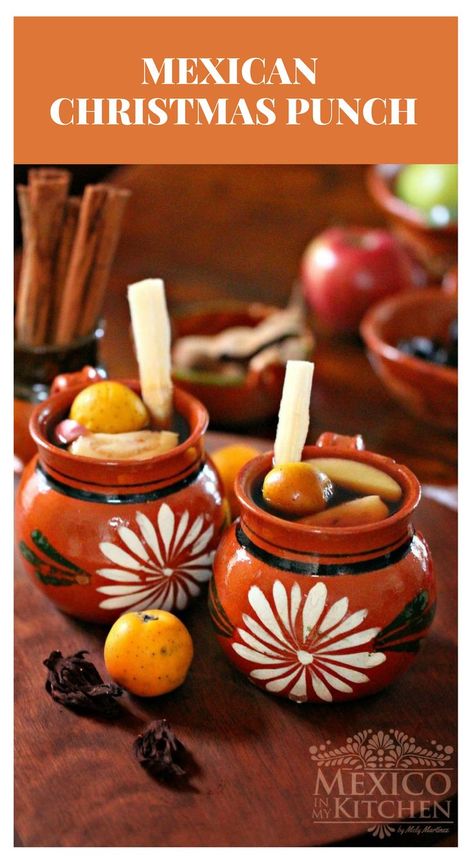 How to make Mexican Cristmas Punch │ Ponche Navideño, is a traditional hot drink during the Christmas Holidays, it is made using water, fresh and dried fruits like tamarind, prunes, hibiscus, sugar cane, cinnamon, and sweetened with Piloncillo. You can serve it with or without alcohol. Mexican Cristmas Punch │#mexicanfood #mexicanrecipes #easyrecipes #mexicoinmykitchen Mexican Fruit Punch, Ponche Recipe, Mexican Tea, Mexican Christmas Food, Punch Christmas, Mexican Fruit, Fruit Punch Recipe, Texas Chili, Traditional Mexican Food