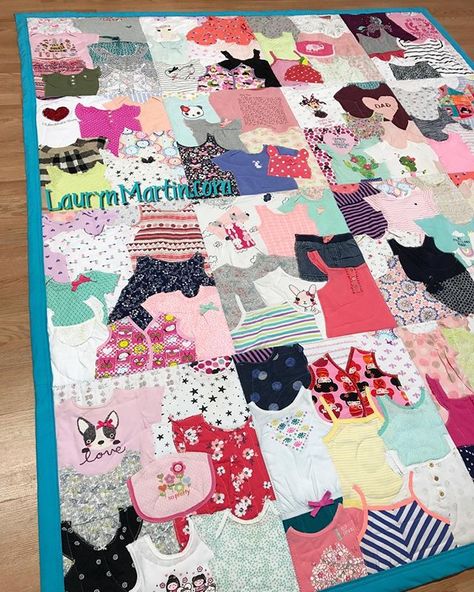 Patchwork, Tela, Baby Clothes Quilt Ideas, Reuse Baby Clothes, Baby Memory Quilt, Keepsake Quilt, Baby Clothes Blanket, Old Baby Clothes, Patchwork Baby Blanket