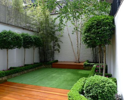 When it comes to backyard design, it doesn't always have to be just one option or the other. We love the look of mixing, matching and blending styles, tones and textures to create diverse and versatile Fake Grass Courtyard, Artificial Grass Courtyard Ideas, Artificial Grass Courtyard, Inner Garden Design, Fake Grass Garden Ideas, Grass Courtyard, Backyard Grass Landscaping, Balau Decking, Artificial Grass Garden