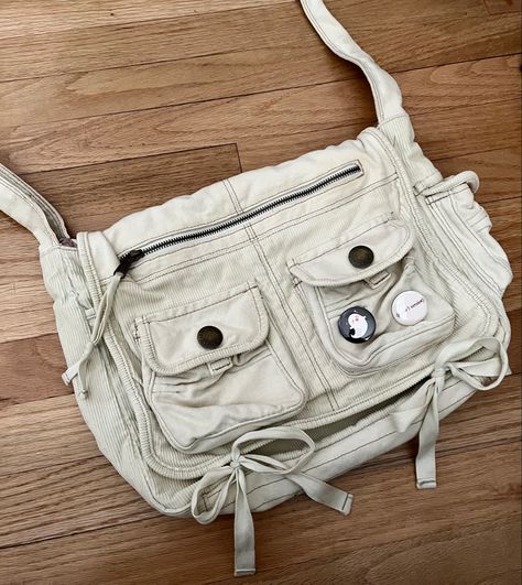 Twilight Messenger Bag, Purse Bag Aesthetic, How To Make Messenger Bag, Aesthetic Satchel Bag, Y2k Messenger Bag Aesthetic, Bags Inspo Aesthetic, Where To Buy Messenger Bags, Bag Items Aesthetic, Pretty Jewelry Aesthetic