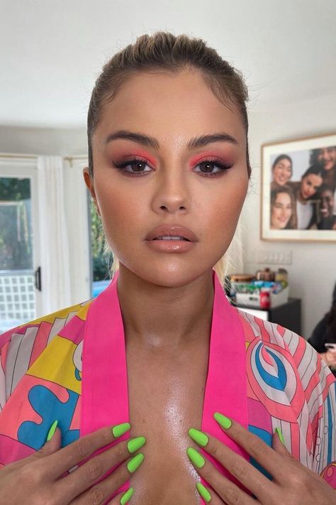 Red Eyeshadow Look, Selena Gomez Makeup, Selena Selena, Pink Eyeshadow Look, Celebrity Makeup Looks, Red Eyeshadow, Makijaż Smokey Eye, Pink Eyeshadow, Matte Eyeshadow