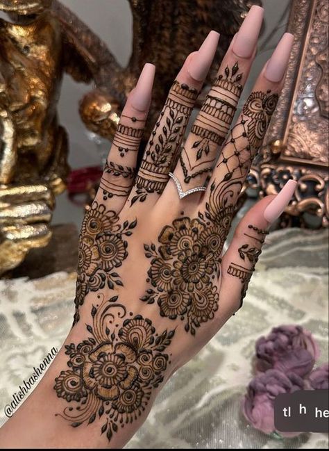 Floral Mehendi Designs Back Hand, Arabic Henna Designs Front Hand, Henna Designs Back, Elegant Henna, Henna Flower Designs, Cute Henna Designs, Henna Style Tattoos, Henna Designs Wrist, Henna Inspired Tattoos