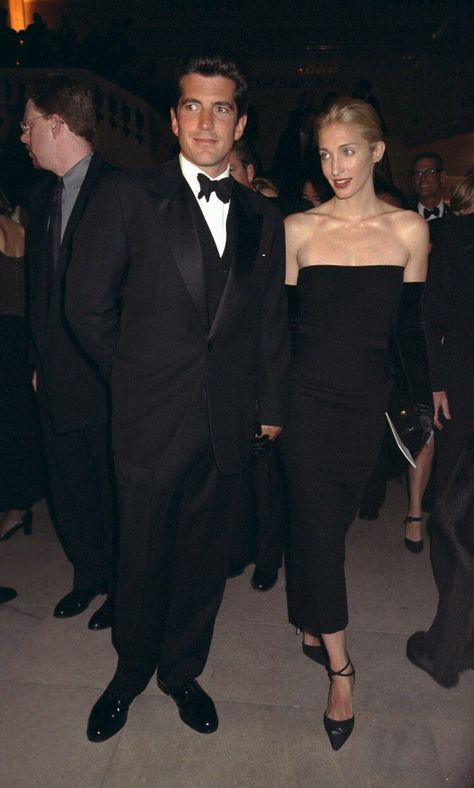 Carolyn Bessette-Kennedy Changed Her Appearance to Conform to "What Americans Think a Kennedy Should Be” — InStyle Carolyn Bassette, Style Année 90, Carolyn Bessette, Jfk Jr, Chic Chic, John John, Stylish Couple, Images Vintage, Elsa Peretti