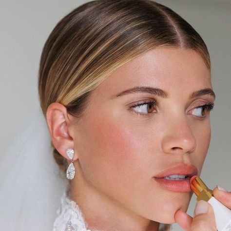 pati dubroff on Instagram: "I had the immense privilege and honor of enhancing #sofiarichie for her fairytale wedding. Thank you @sofiarichie for trusting me and including me, definitely one of the highlights of my career. @kathleen_hair #beautifulbride (Stay tuned for product breakdown because I know you are all going to ask!!)" Bride Makeup Natural, Fresh Wedding Makeup, Soft Wedding Makeup, Wedding Eye Makeup, Soft Makeup Looks, Natural Makeup Look, Bridesmaid Hair Makeup, Formal Makeup, Bridal Makeup Natural