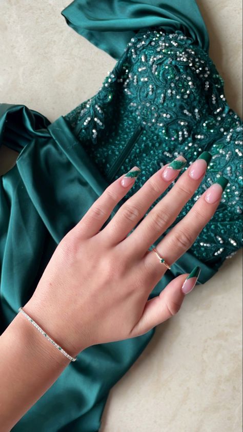 Nails To Match Green Dress Prom, Nails To Match A Green Dress, Nails For Emerald Dress, Hoco Nails For Green Dress, Nails That Match Green Dress, Nails To Match Emerald Green Dress, Prom Nails For Emerald Green Dress, Nails For Emerald Green Dress, Nails For Prom Green Dress