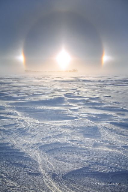Sun Dogs ~ are made of a large family of halos, created by light interacting with ice crystals in the atmosphere. Sun Dogs are best seen and most conspicuous when the Sun is close to the horizon. Sun Dogs, Matka Natura, Fotografi Alam Semula Jadi, Trik Fotografi, 판타지 아트, Alam Semula Jadi, Natural Phenomena, Beautiful Sky, Winter Scenes