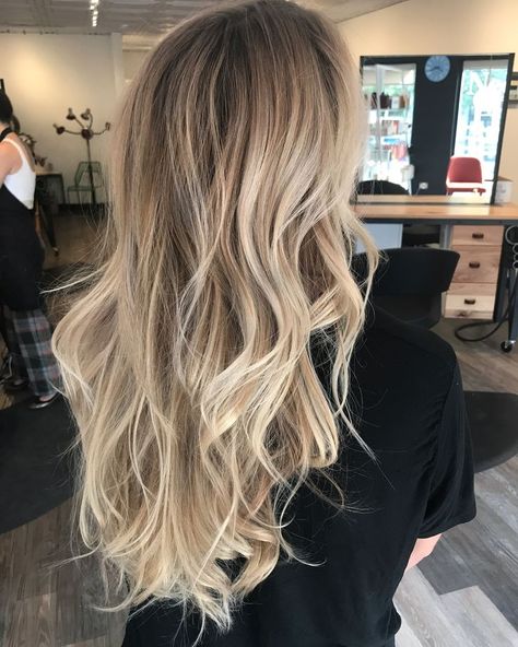 Oct 31, 2017 - This Pin was discovered by Danielle Grossman. Discover (and save!) your own Pins on Pinterest Foyalage Hair Blond, Lived In Blonde Balayage Long Hair, Bright Blonde Bayalage On Brown Hair, Dark Blonde Light Blonde Balayage, High Up Balayage Blondes, Blonde Bayalage On Dark Blonde Hair, Very Blonde Balayage On Brown Hair, Bl9nde Balayage, Boliage Hair Blonde Ombre