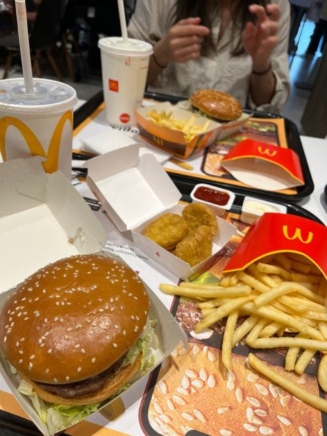 Essen, Mcdonalds Burger Aesthetic, Mcdonald's Aesthetic Food, Macdonald Aesthetic Food, Aesthetic Mcdonalds Food, Mcdonalds Snap, Mcdonald’s Aesthetic, Mcdonalds Aesthetic Food, Macdonald Food