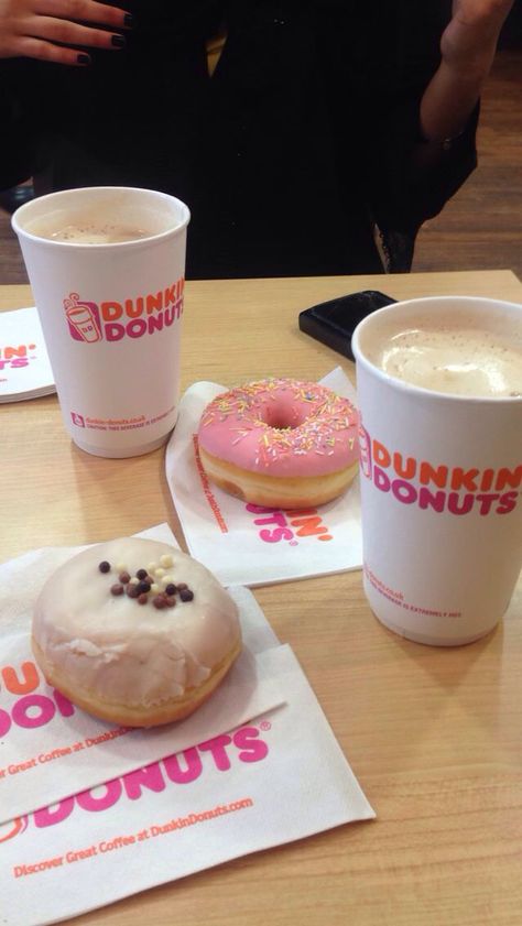 Dunkin Donat, Donkin Donuts, Dunkin Dounuts, Dunkin Donuts Coffee Drinks, Instagram Food Pictures, Cold Coffee Recipes, Food Captions, Usa Food, Starbucks Drinks Recipes