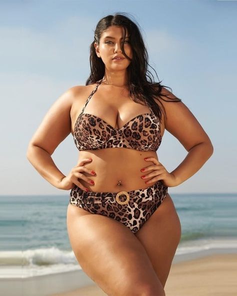 Beauty Photography, Beach Pose, Photos Bff, Beach Pictures Friends, Beach Pictures Poses, Make Up Look, Plus Size Shopping, Simply Be, Beauty Videos