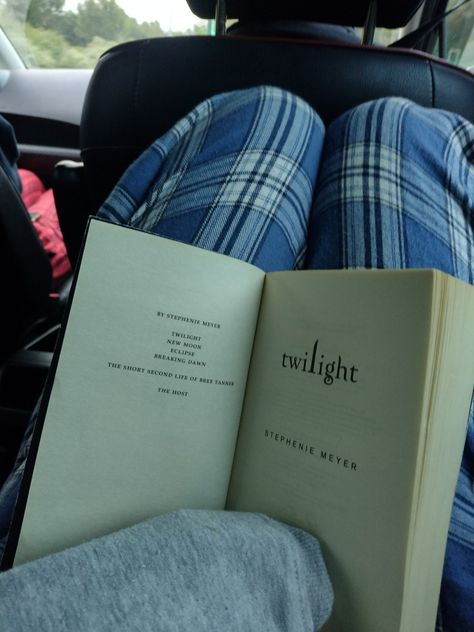 Reading Twilight Aesthetic, Twilight Aesthetic Book, Twilight Books Aesthetic, Twilight Book Aesthetic, Book Series Aesthetic, Twilight Season, Twilight Book Series, Books Twilight, Twilight Autumn